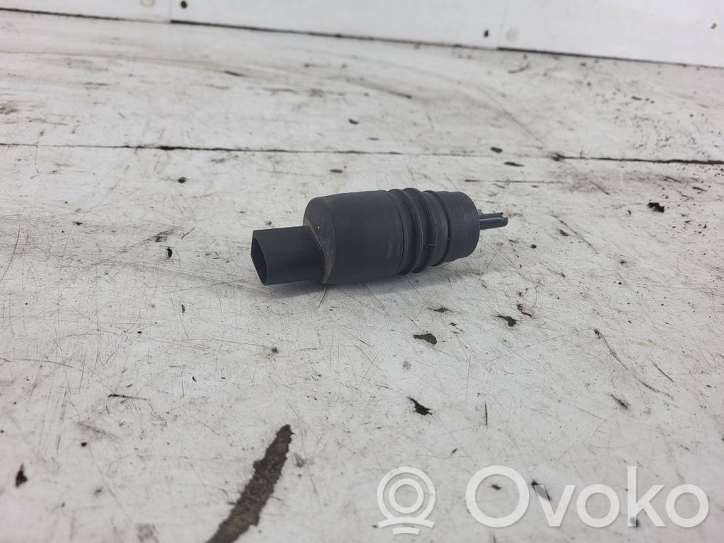 Mercedes-Benz C W203 Windscreen/windshield washer pump 
