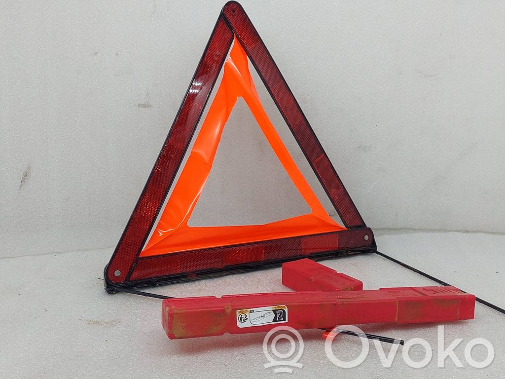 Audi Q3 F3 Triangle d'avertissement 