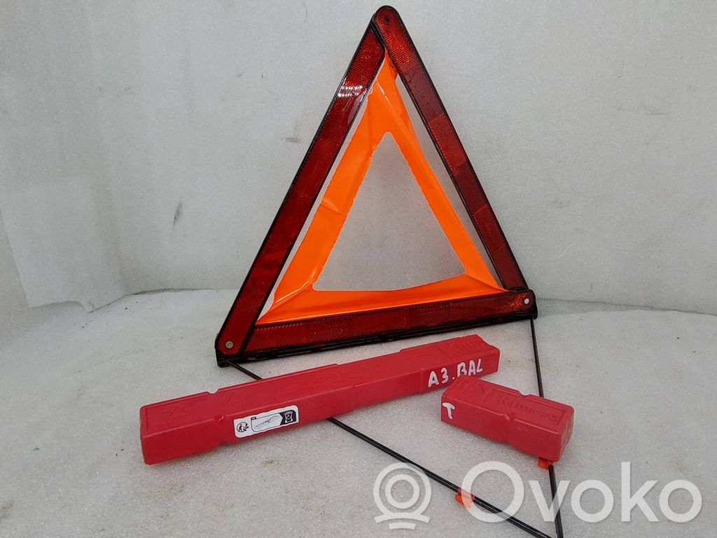 Audi A3 8Y Triangle d'avertissement 