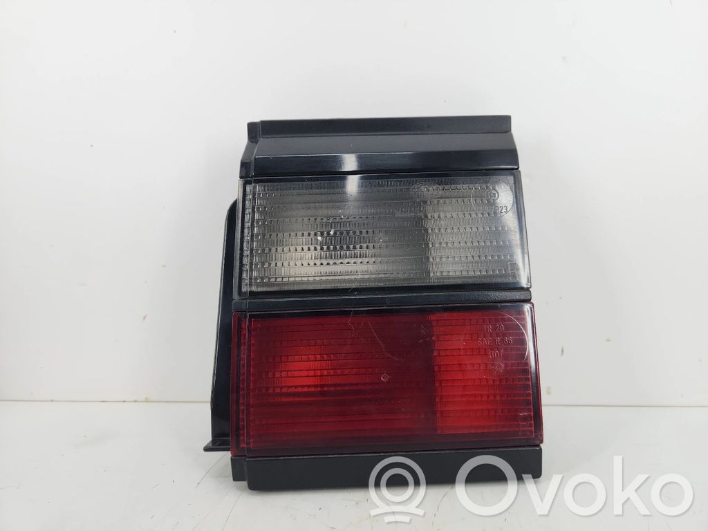 Volkswagen PASSAT B3 Lampă spate în capacul portbagajului 