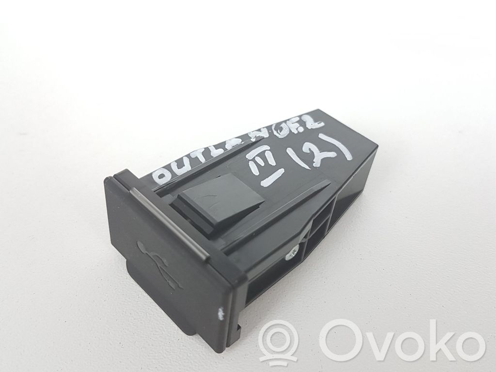 Mitsubishi Outlander Enchufe conector USB 