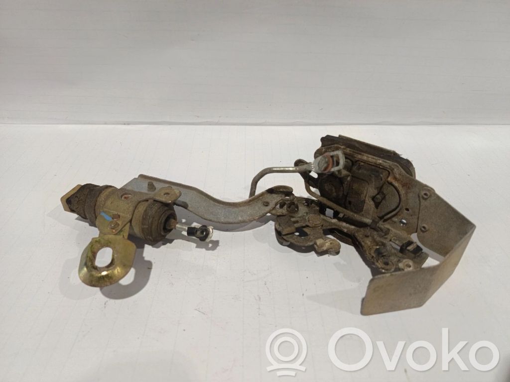 Toyota Corolla E90 Takaoven lukko 