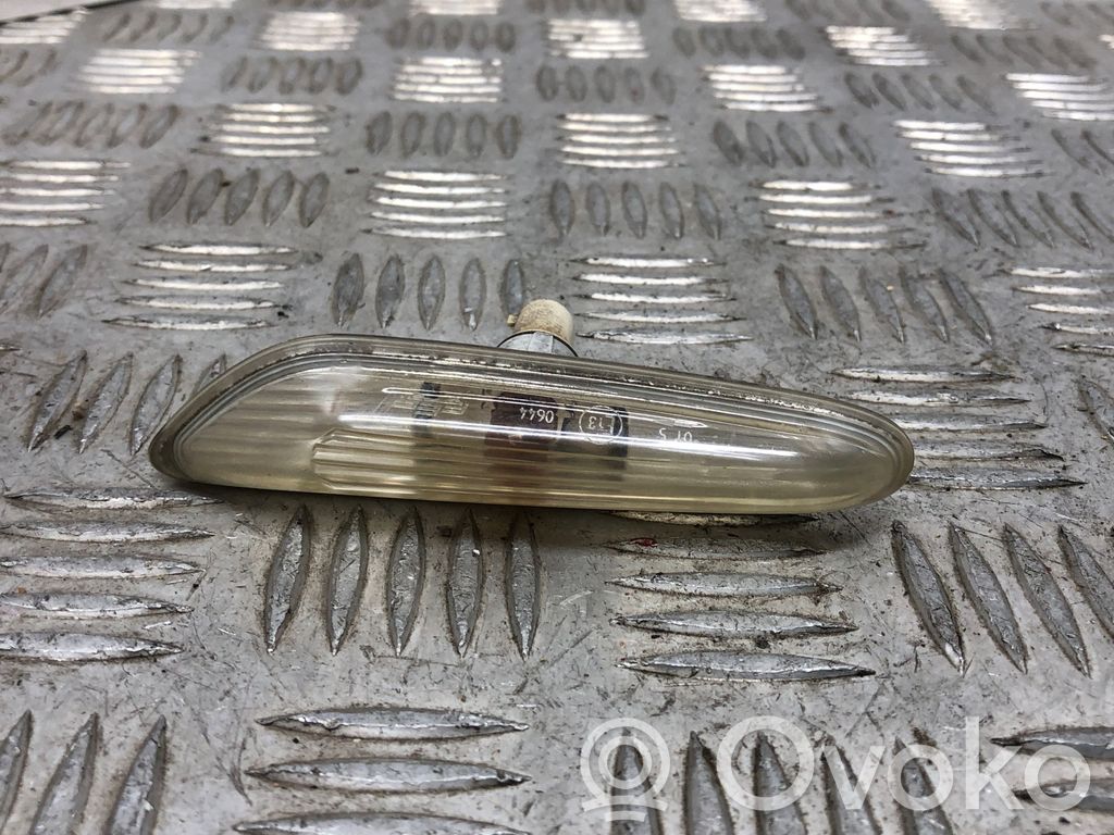 Front fender indicator light   8384104
