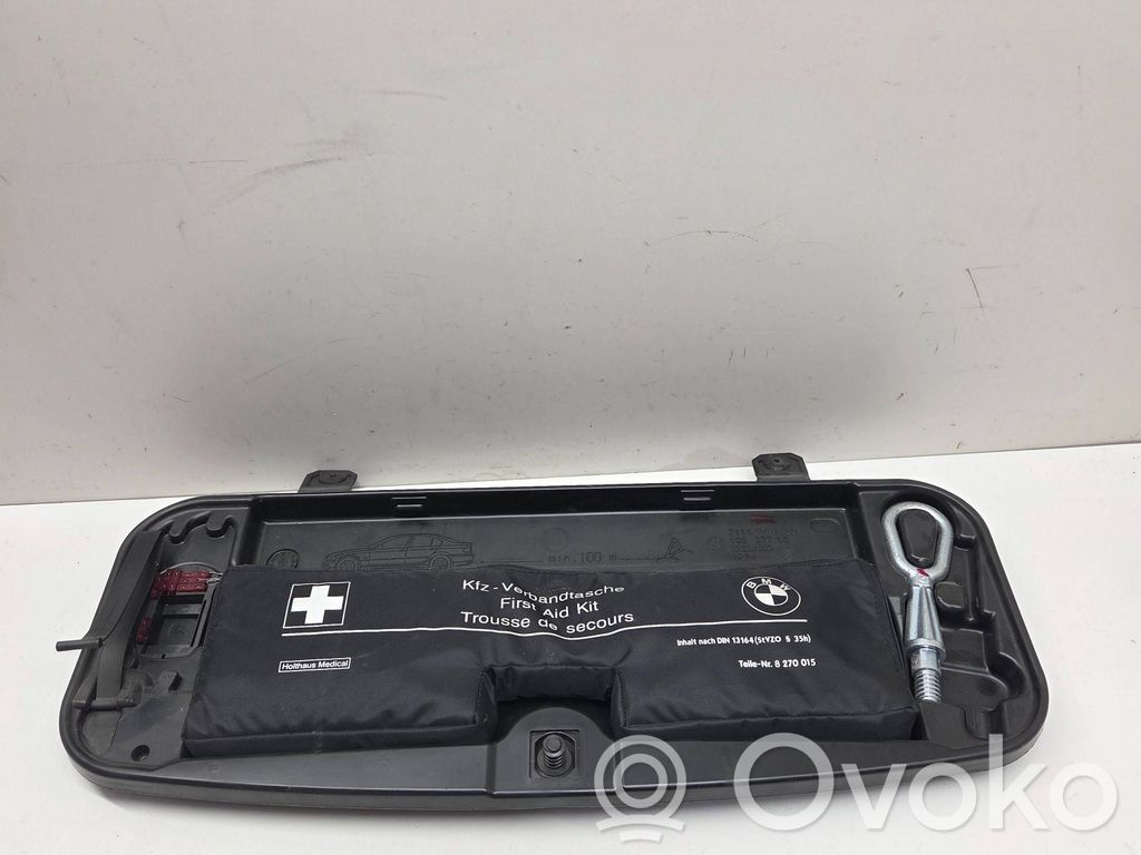 BMW 5 E60 E61 Įrankių daiktadėžė 