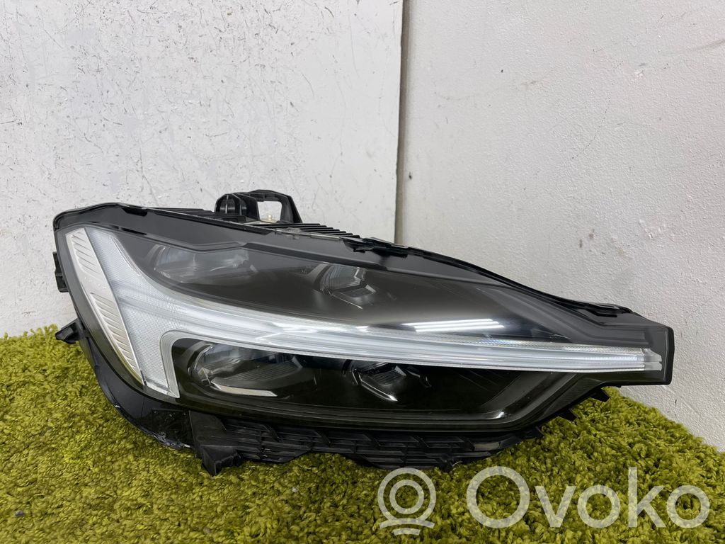 Volvo XC60 Lampa przednia 