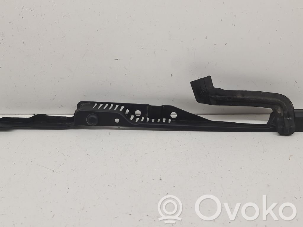 Volvo V60 Konepellin lukituksen muotolista 