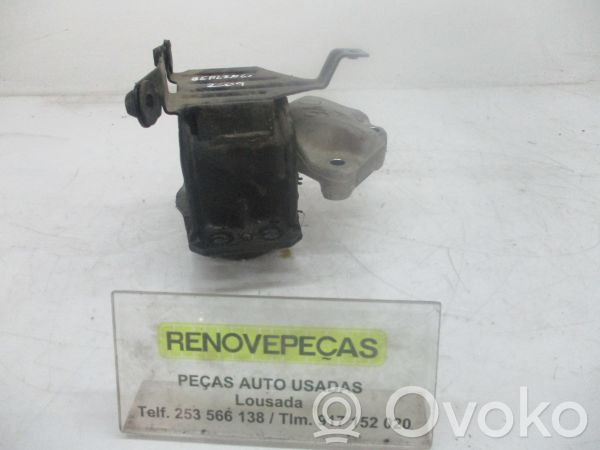 Engine mount bracket   9682026780
