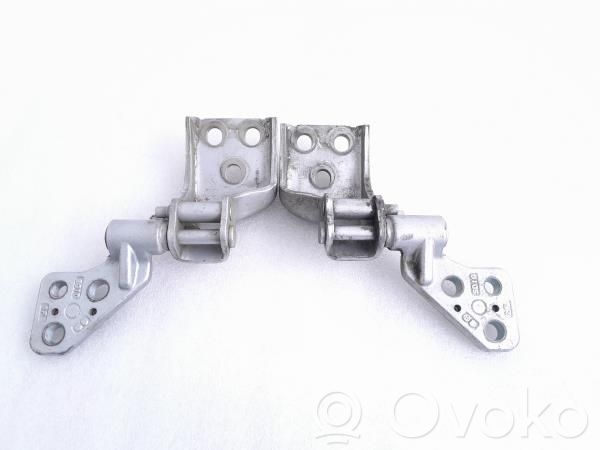 Loading door upper hinge
