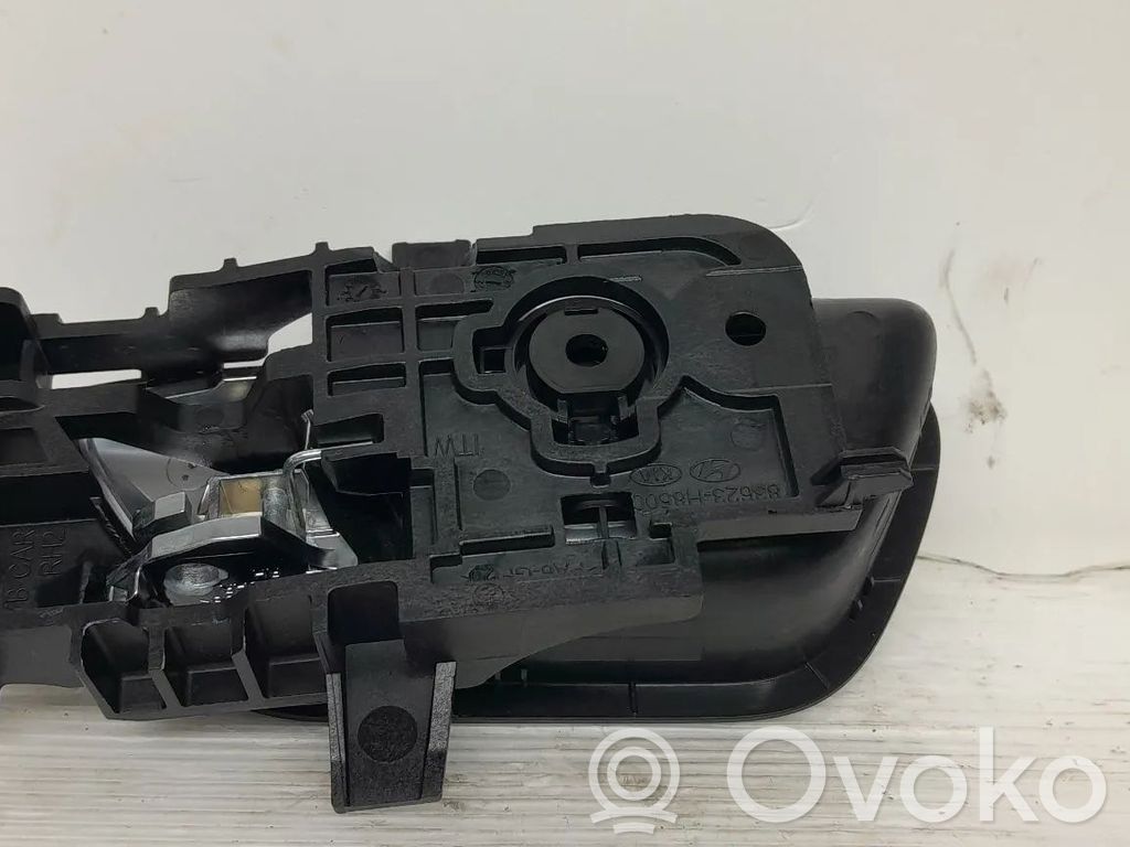 KIA Stonic Manecilla interna puerta trasera 