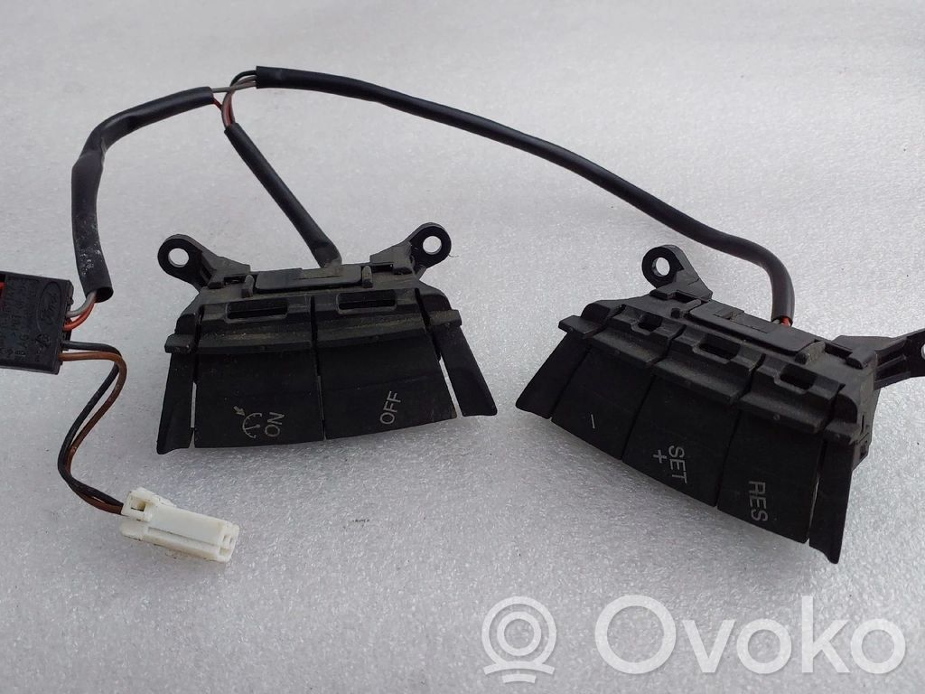 Boutons / interrupteurs volant   G952A30347739B