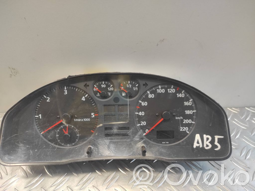Audi A4 S4 B5 8D Licznik / Prędkościomierz 