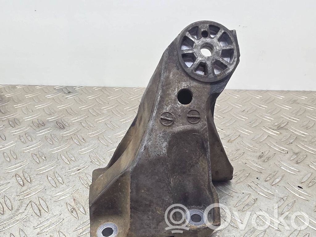Volkswagen Touareg II Engine mounting bracket 