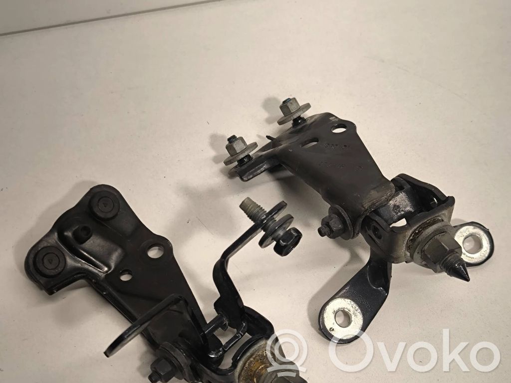 Jeep Grand Cherokee Tailgate/trunk/boot hinge 