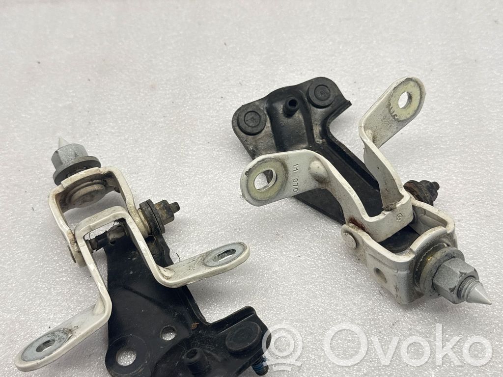 Jeep Grand Cherokee Tailgate/trunk/boot hinge 