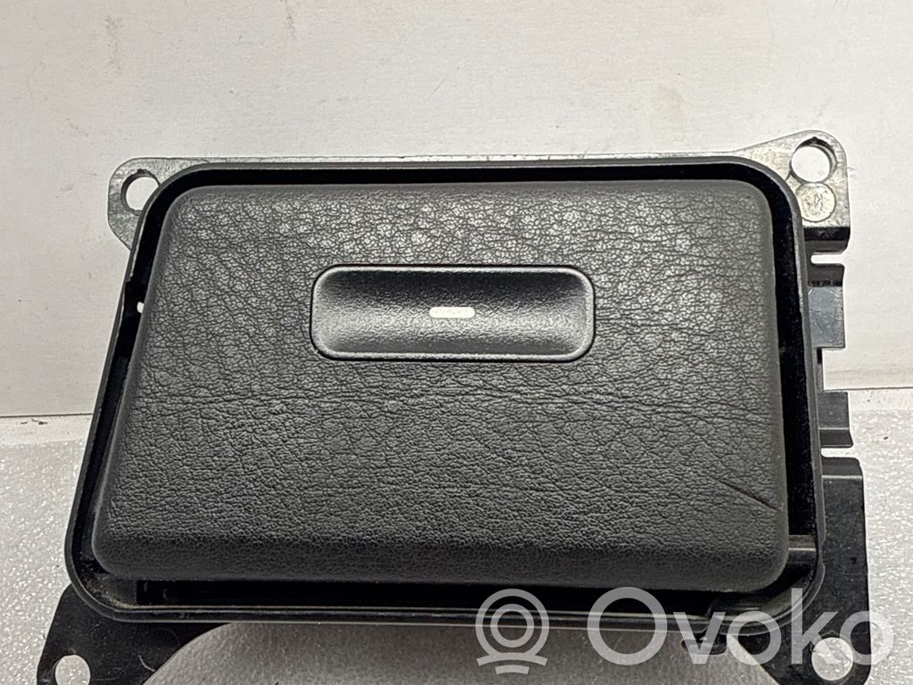 BMW 7 E38 Peleninė panelėje 