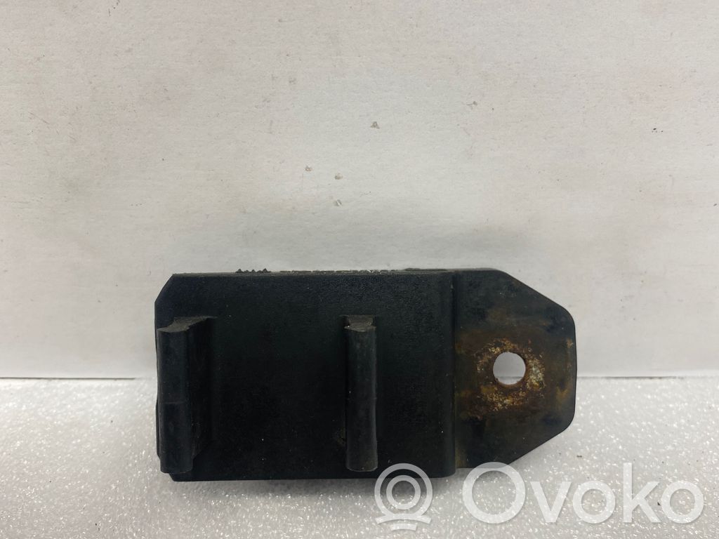 Radiator mount bracket   2247898,E39M571711