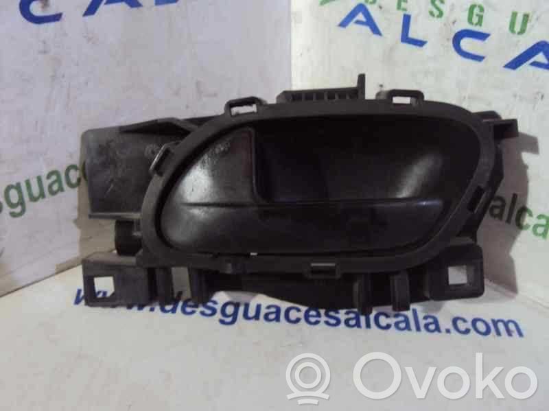 Manecilla interna puerta delantera