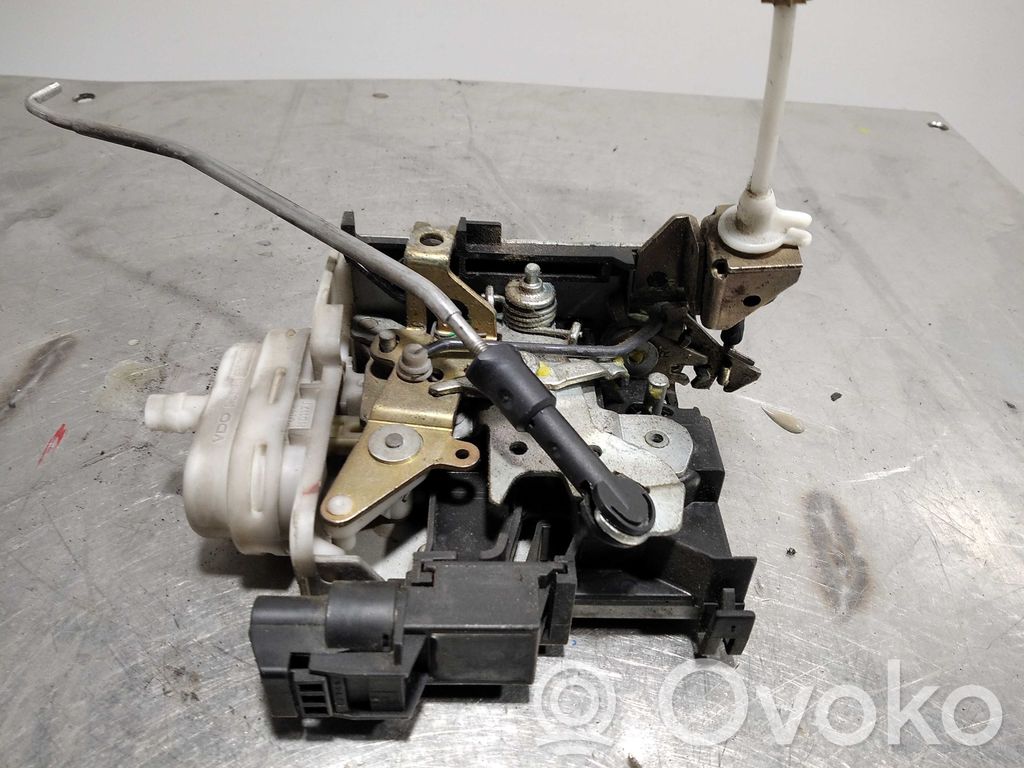 Audi A4 S4 B5 8D Cerradura de puerta delantera 