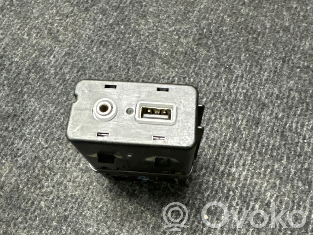 Chrysler Pacifica USB socket connector 