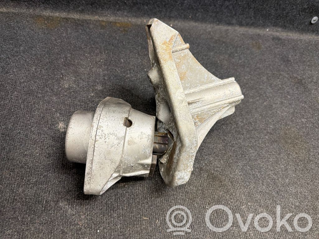 Chevrolet Camaro Engine mount bracket 