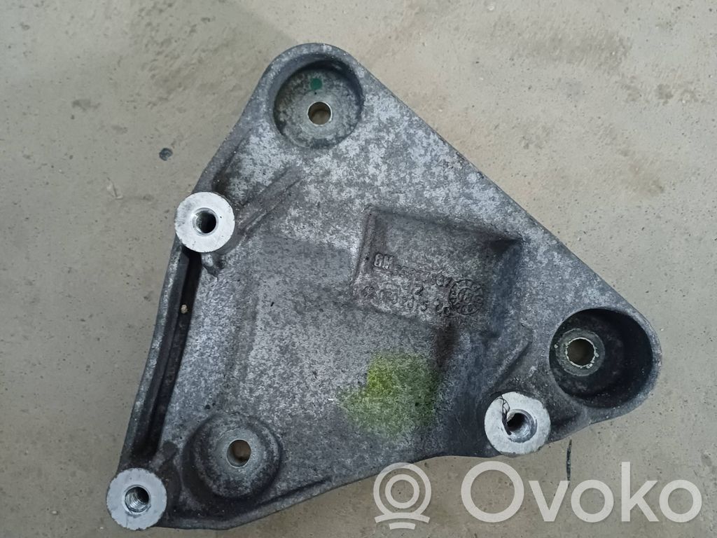 Buick Encore I Engine mounting bracket 