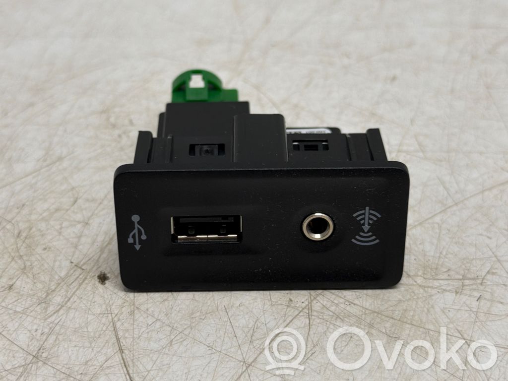 Volkswagen Golf VII Gniazdo / Złącze USB 