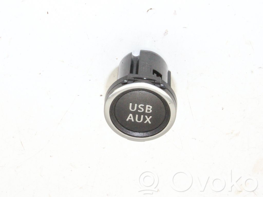 AUX-pistokeliitin