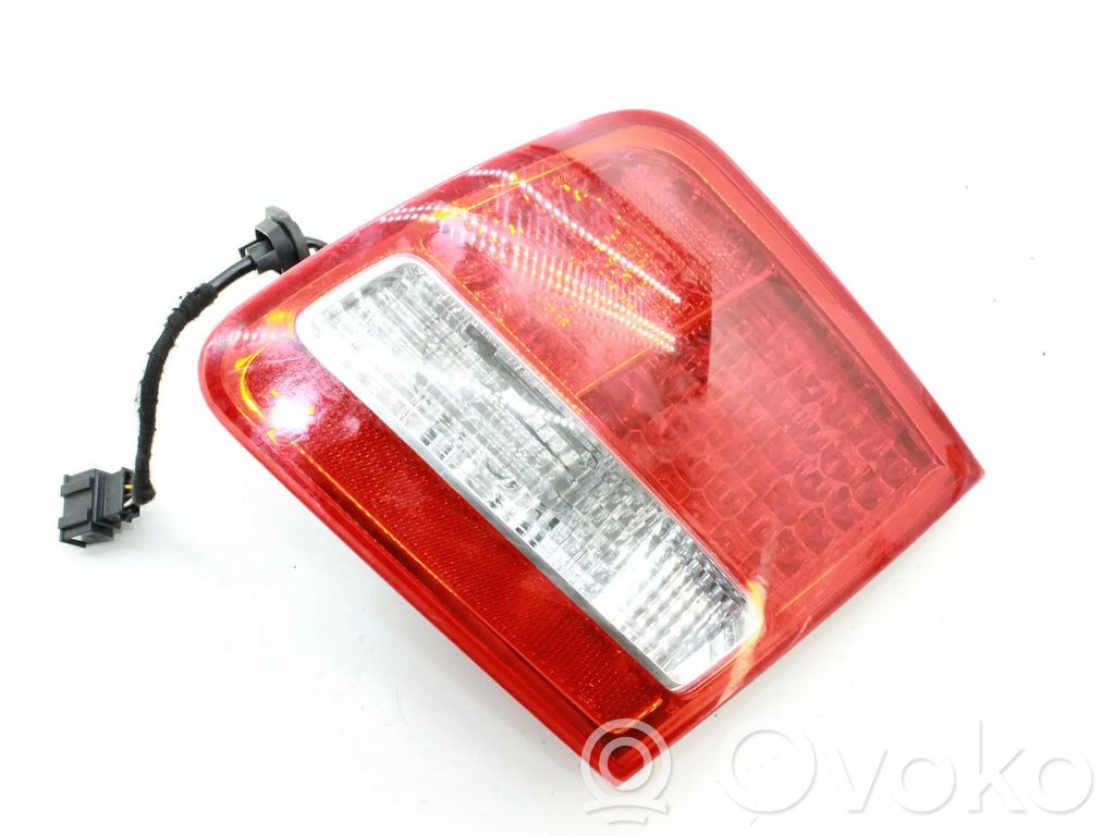 Lampy tylnej klapy bagażnika   4E0945094K