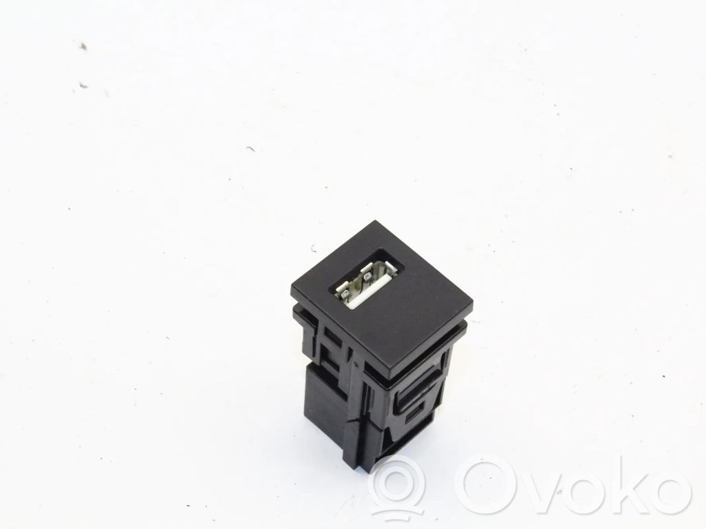 Toyota Yaris XP210 Enchufe conector USB