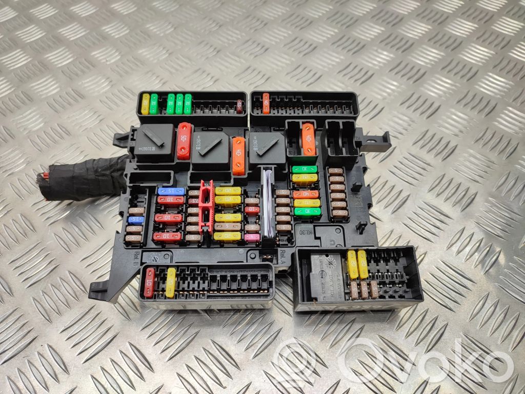 BMW 2 F45 Saugiklių blokas 