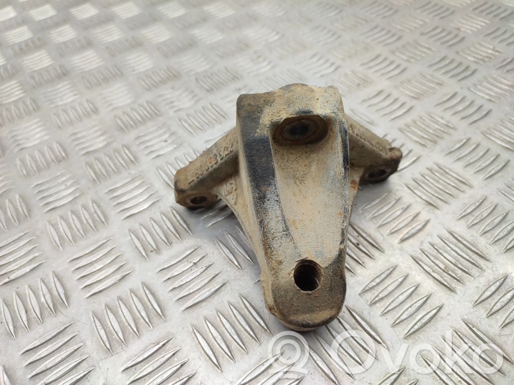 Opel Vivaro Engine mounting bracket 