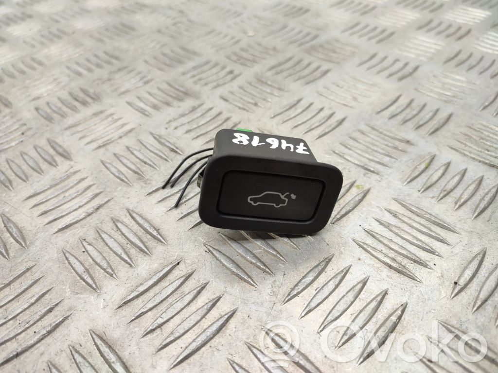 Jaguar XE Tailgate/boot open switch button 