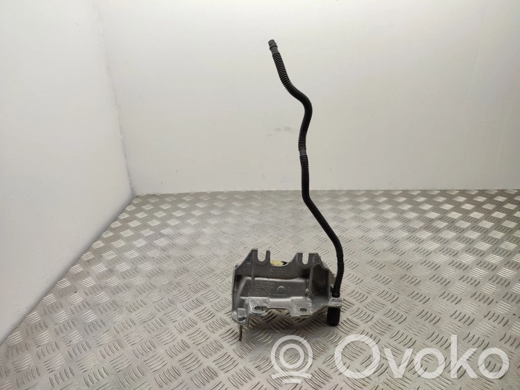 Engine mount bracket   112223722R