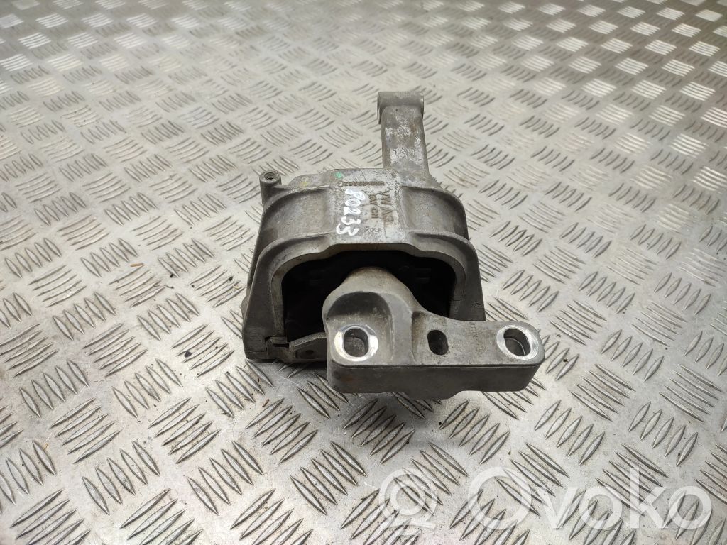 Volkswagen Tiguan Engine mount bracket 