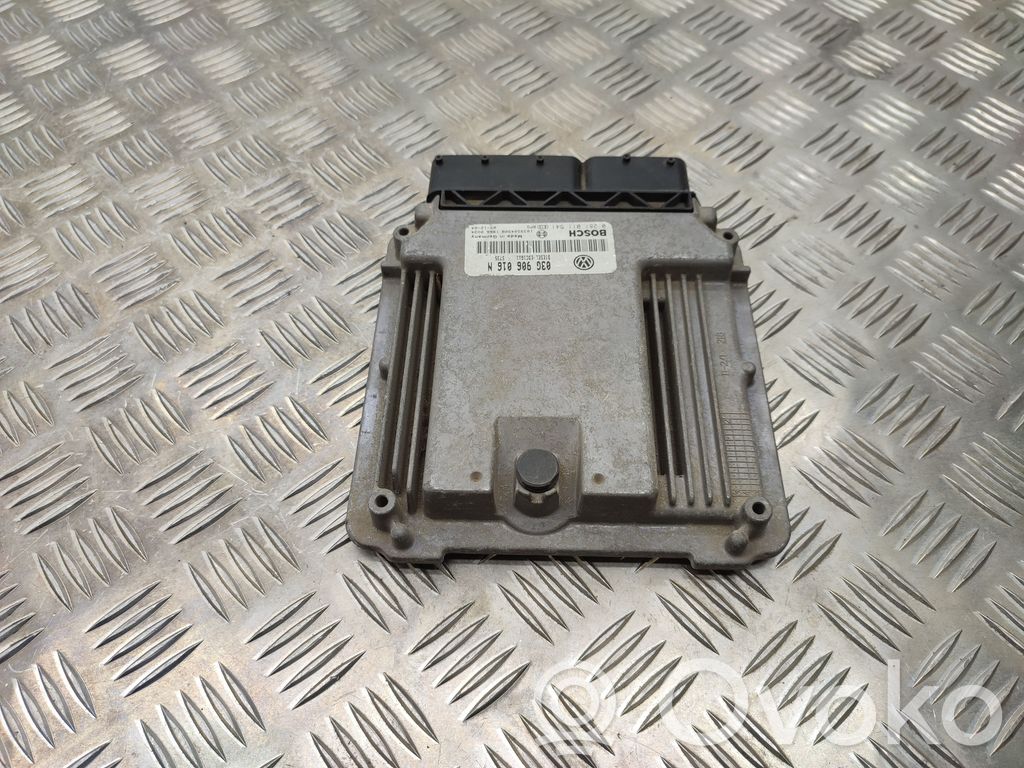 Volkswagen Touran I Engine control unit/module 