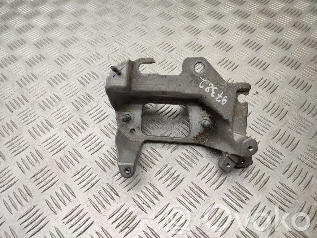 Engine mount bracket   112223722R
