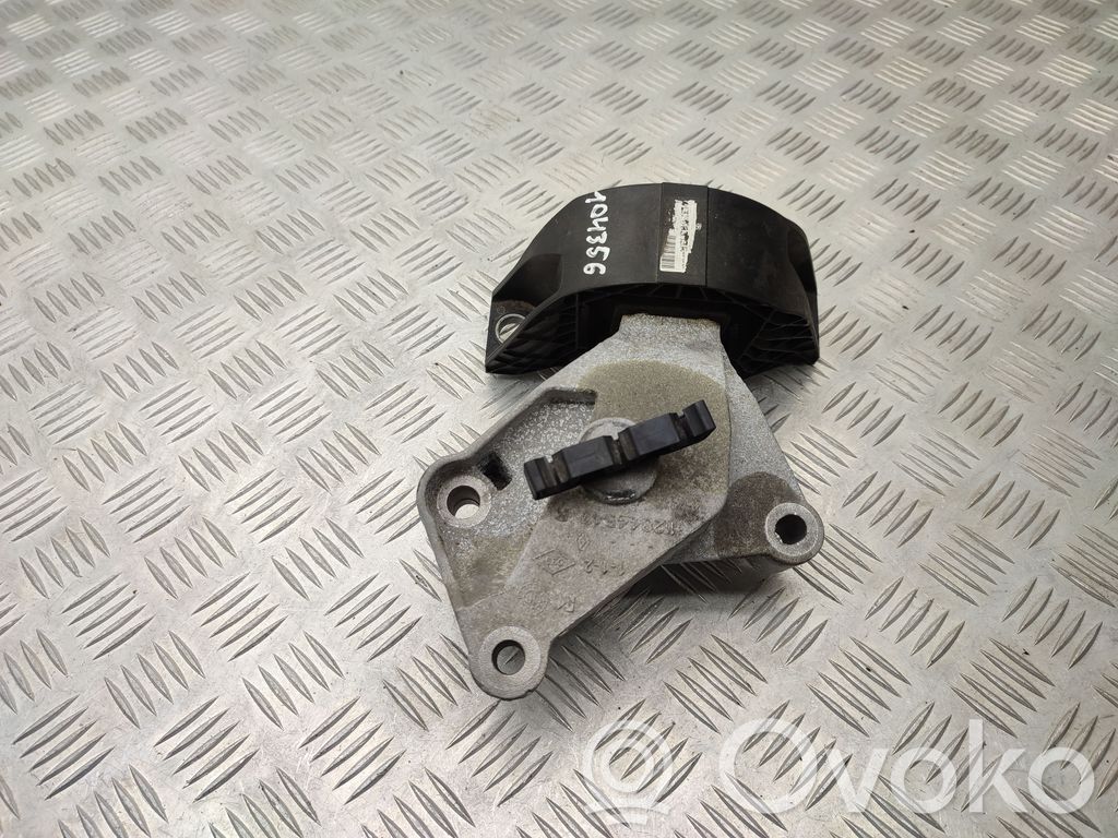 Dacia Sandero II Engine mount bracket 