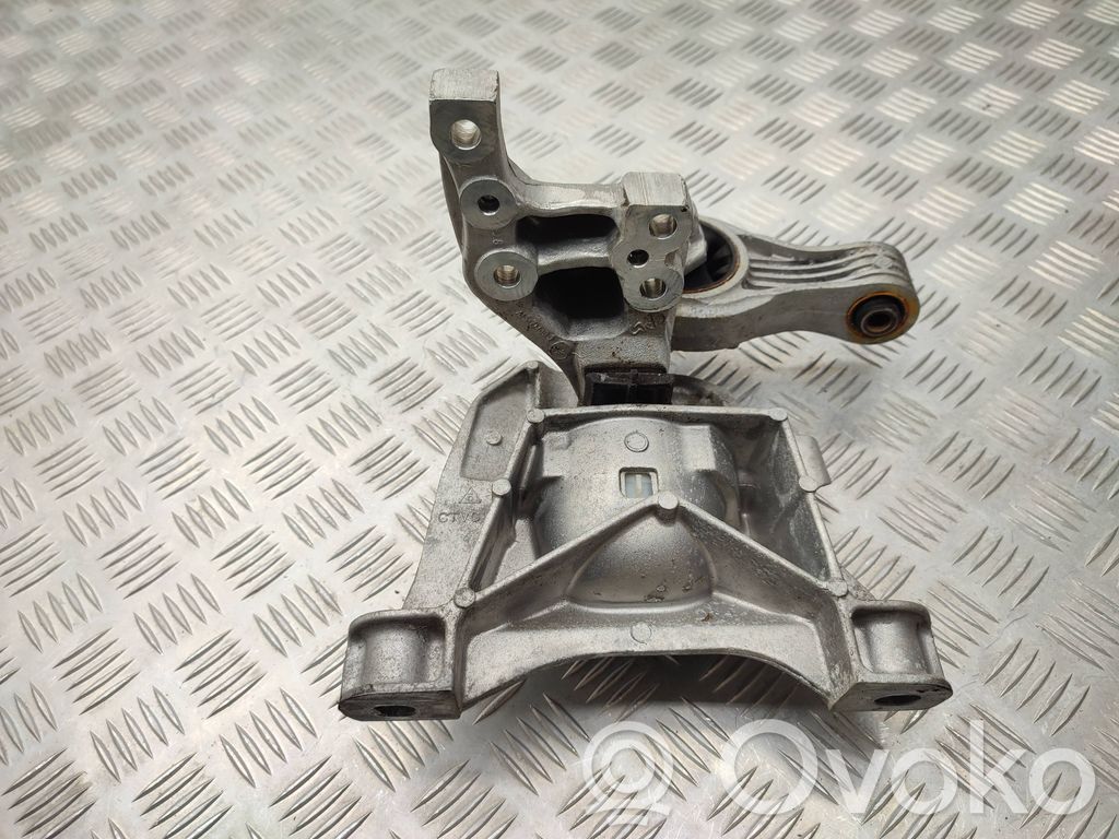Opel Vivaro Engine mount bracket 