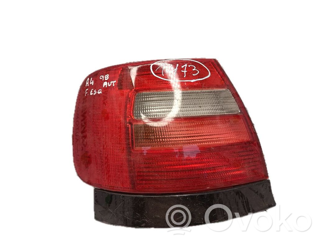Audi A4 S4 B5 8D Aizmugurējais lukturis pārsegā 