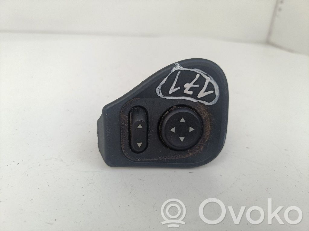 Wing mirror switch   LS389600