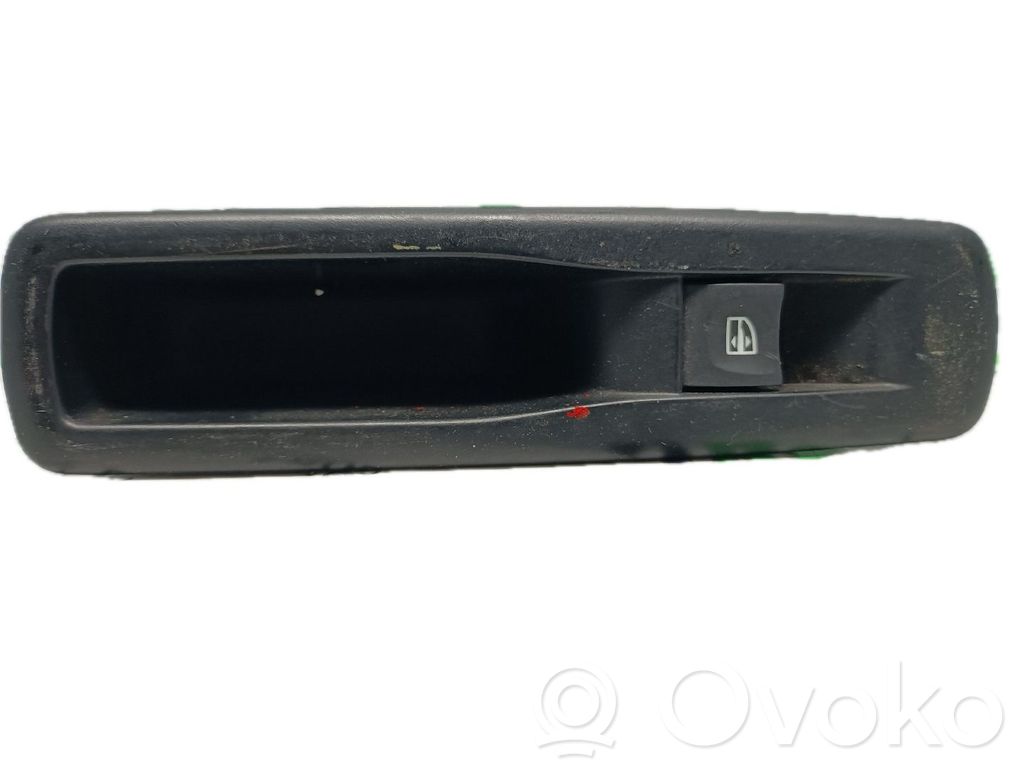 Electric window control switch   829500004R,156024250A