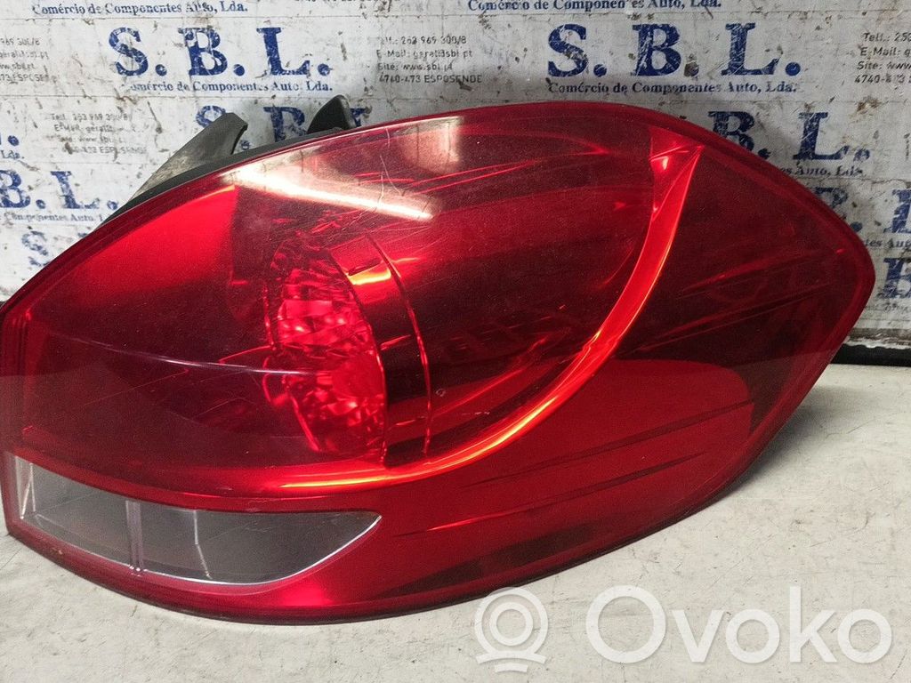 Tailgate rear/tail lights