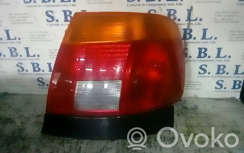 Audi A4 S4 B5 8D Aizmugurējais lukturis virsbūvē 