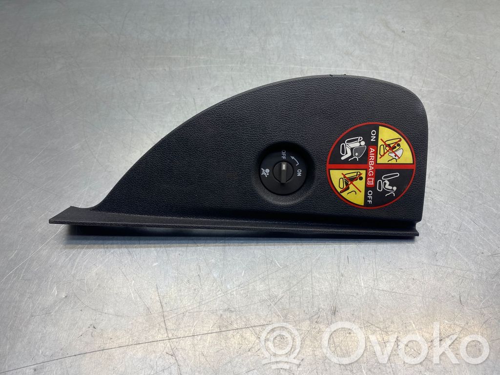Renault Clio III Boczny element deski rozdzielczej 
