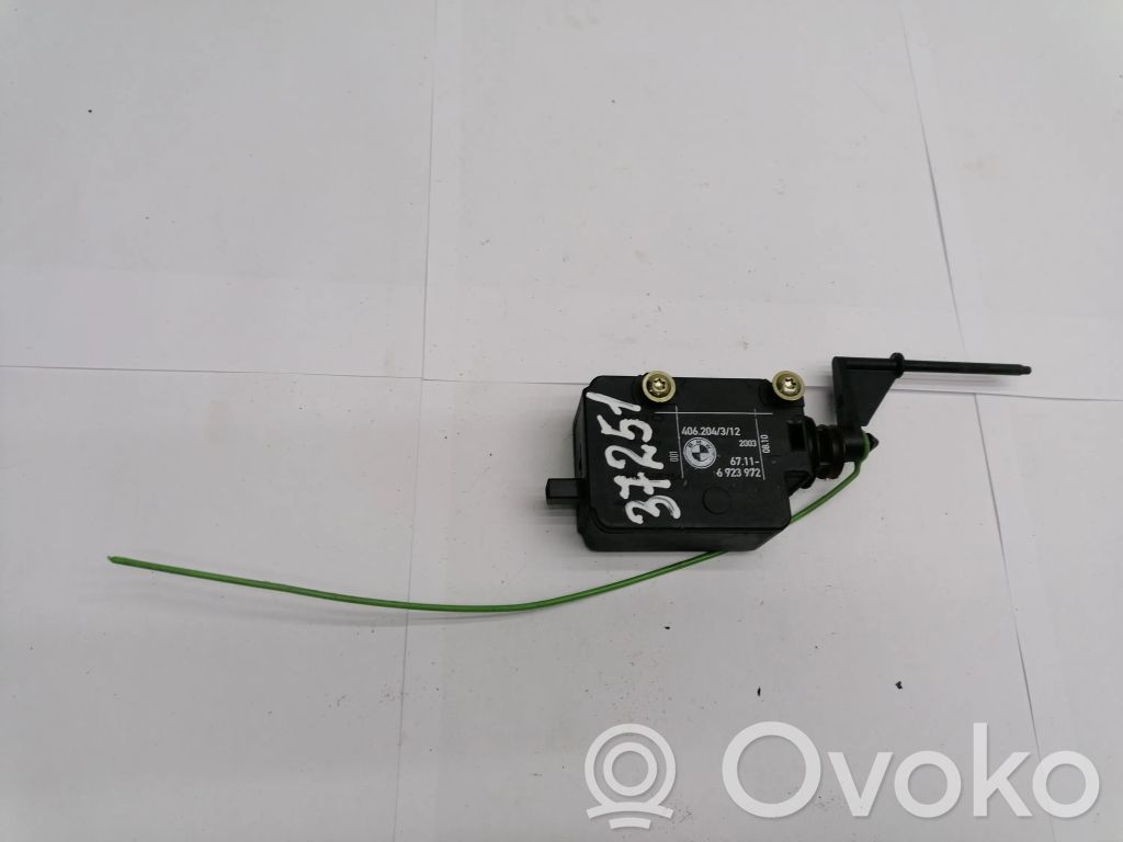 BMW 7 E65 E66 Degalų bako dangtelio spynos varikliukas 