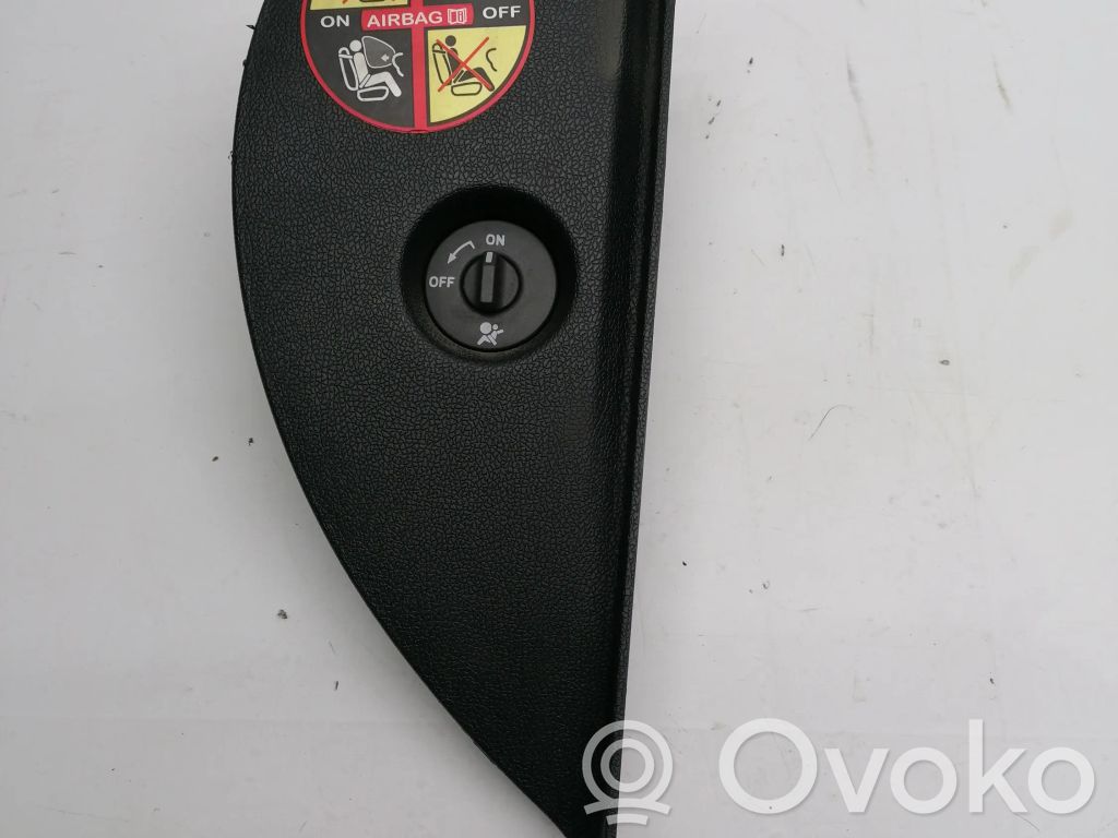 Renault Clio III Rivestimento estremità laterale del cruscotto 