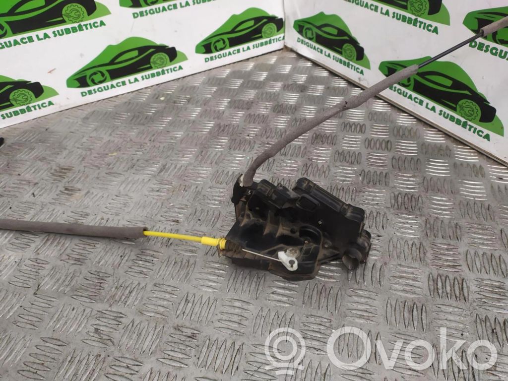 Priekšpusē slēdzene