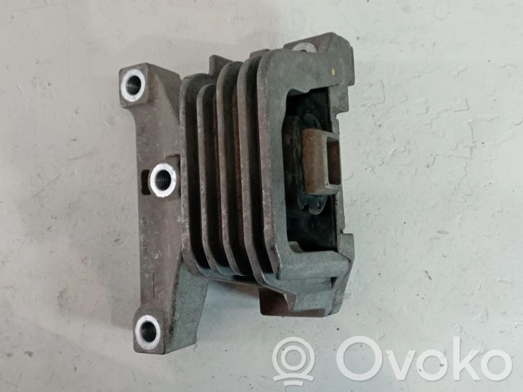 Peugeot 207 CC Engine mounting bracket 