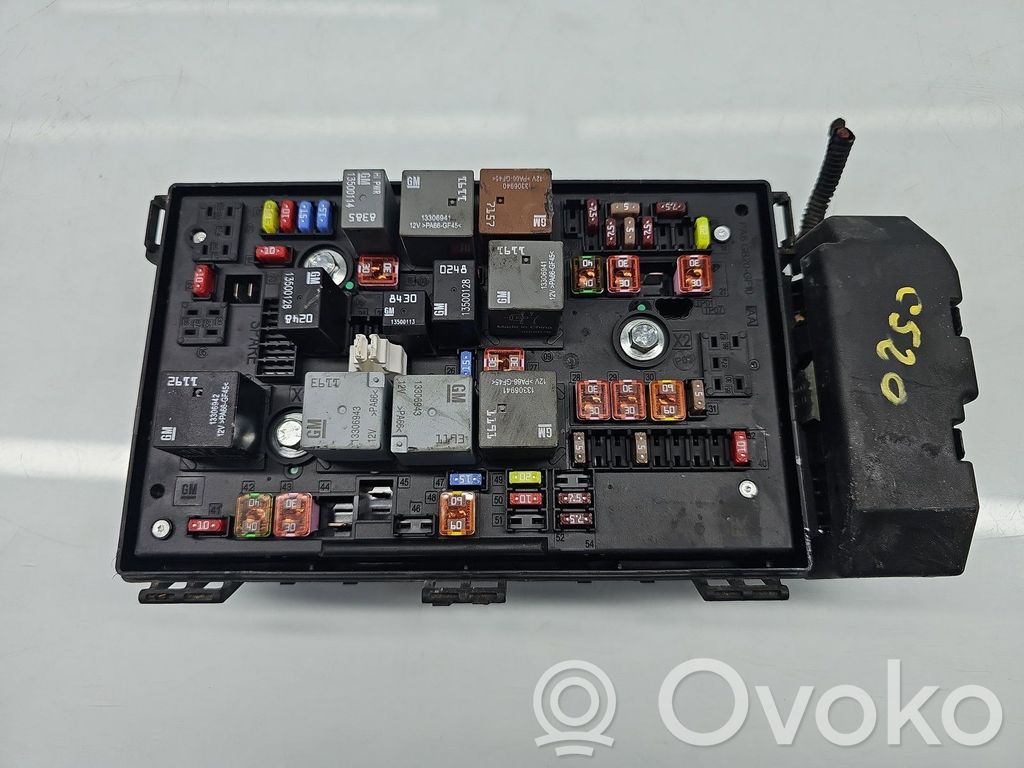 Opel Astra J Fuse module 