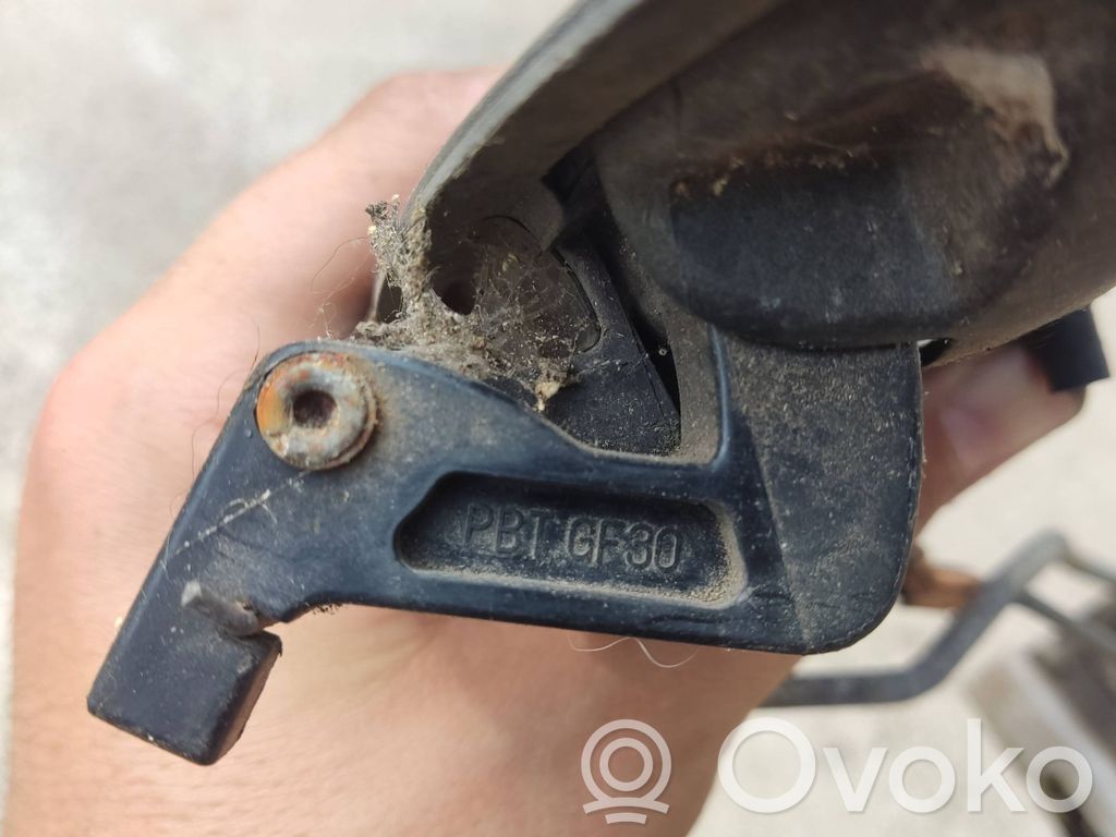 Mazda 323 Priekšpusē slēdzene 